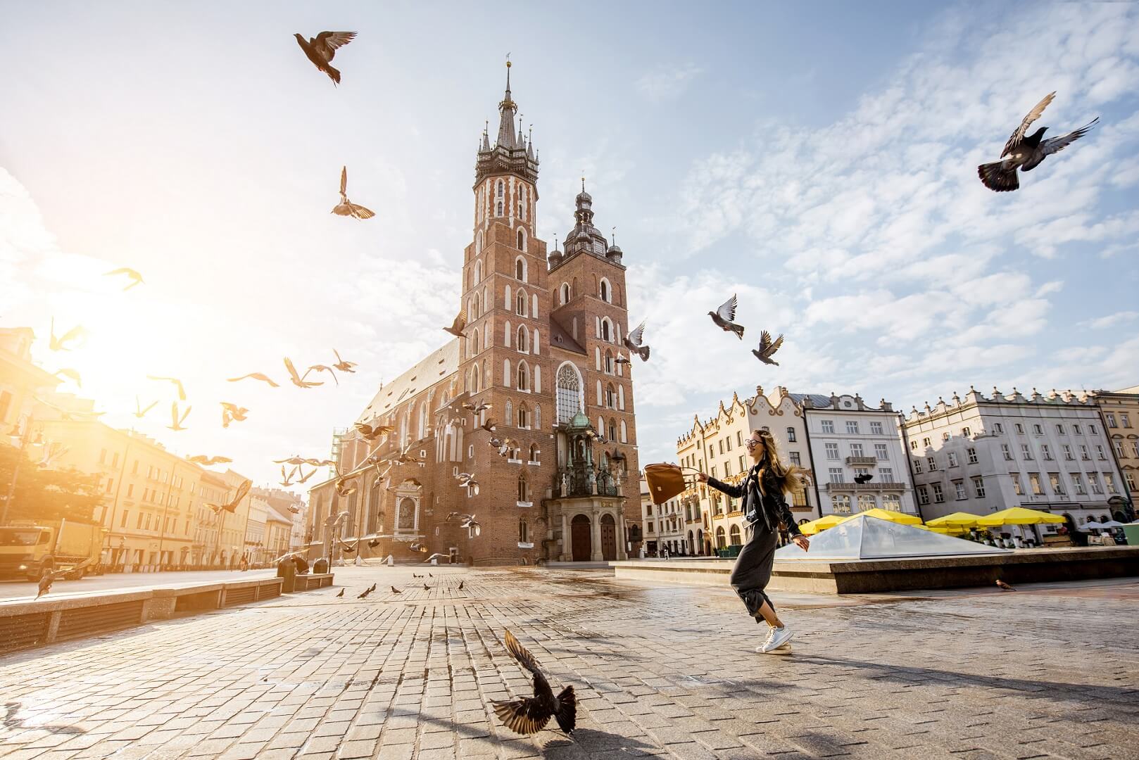 Uśmiechnięta kobieta na rynku w Krakowie